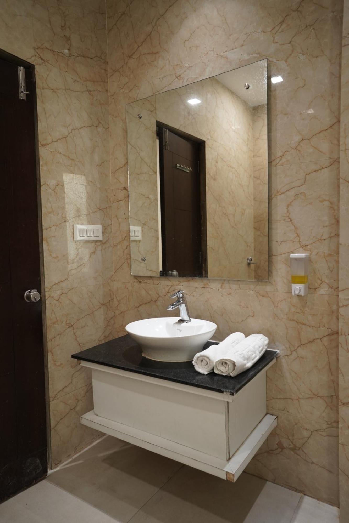 Nirmal Hotel And Resort Bareilly Extérieur photo
